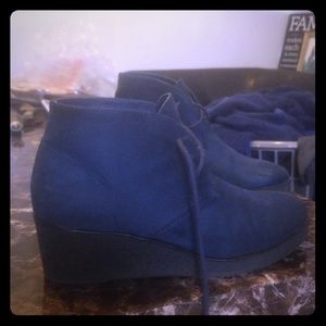 White mt. Wedge suede